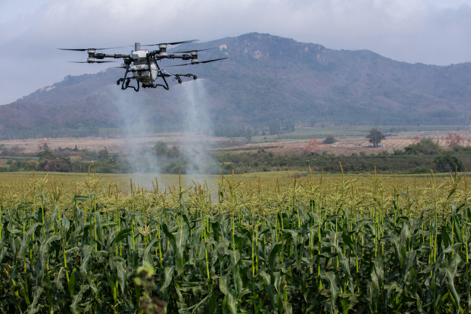 Dronă agricolă DJI Agras T100 pentru lucrări profesionale de pulverizare pe teren